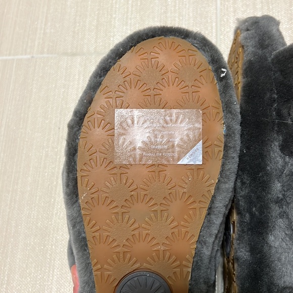 BRAND NEW UGG PLATFORM SLIPPERS - Picture 3 of 4